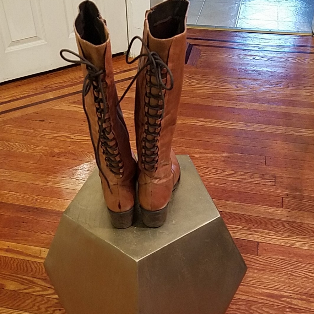 STEVE MADDEN- Lace Up Boots